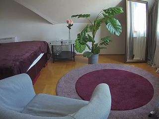 voyeurcam-julmodels-whitebed-6 camsoda