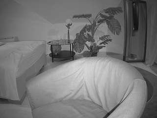 voyeurcam-julmodels-whitebed-6