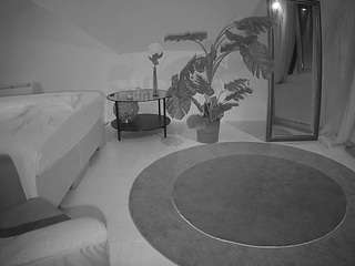 voyeurcam-julmodels-whitebed-6