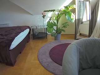 voyeurcam-julmodels-whitebed-6 camsoda