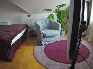 voyeurcam-julmodels-whitebed-6 camsoda