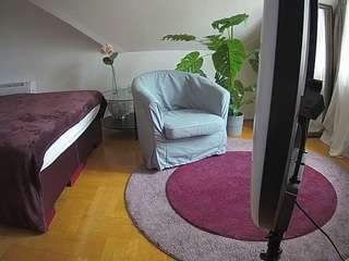 voyeurcam-julmodels-whitebed-6 camsoda