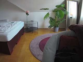 voyeurcam-julmodels-whitebed-6 camsoda