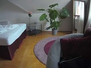 voyeurcam-julmodels-whitebed-6