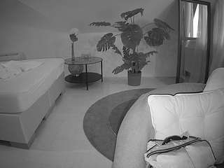 voyeurcam-julmodels-whitebed-6