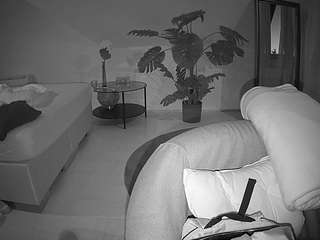 voyeurcam-julmodels-whitebed-6