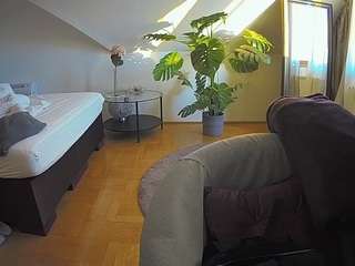 voyeurcam-julmodels-whitebed-6
