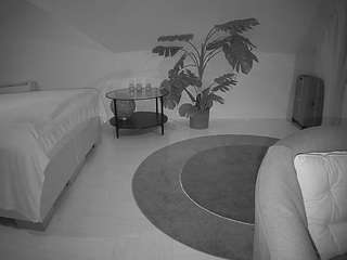 voyeurcam-julmodels-whitebed-6