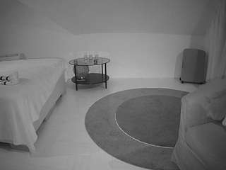 voyeurcam-julmodels-whitebed-6