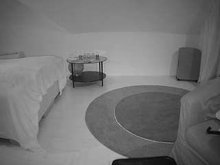 voyeurcam-julmodels-whitebed-6