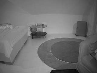 voyeurcam-julmodels-whitebed-6's CamSoda show and profile