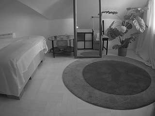 voyeurcam-julmodels-whitebed-6