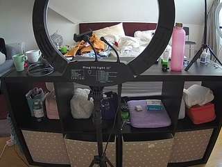 voyeurcam-julmodels-whitebed-6 camsoda