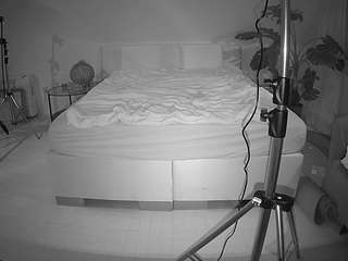 voyeurcam-julmodels-whitebed-6