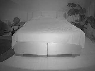 voyeurcam-julmodels-whitebed-6 webcam