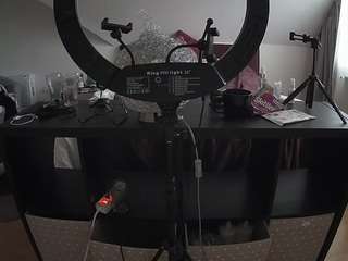 voyeurcam-julmodels-whitebed-6