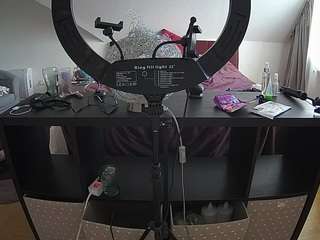 voyeurcam-julmodels-whitebed-6