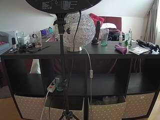 voyeurcam-julmodels-whitebed-6 webcam