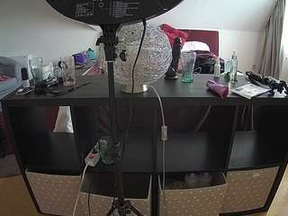 voyeurcam-julmodels-whitebed-6 webcam