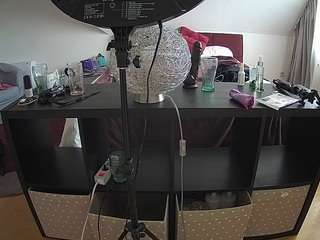 voyeurcam-julmodels-whitebed-6 webcam