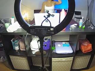 voyeurcam-julmodels-whitebed-6's CamSoda show and profile