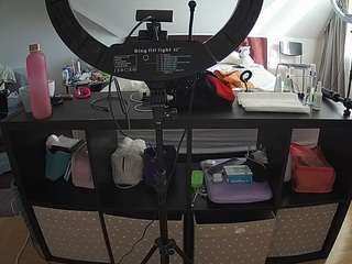 voyeurcam-julmodels-whitebed-6