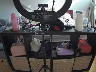 voyeurcam-julmodels-whitebed-6