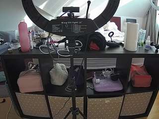 voyeurcam-julmodels-whitebed-6's CamSoda show and profile