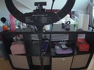 voyeurcam-julmodels-whitebed-6 webcam