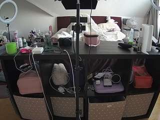 voyeurcam-julmodels-whitebed-6's CamSoda show and profile