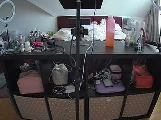 voyeurcam-julmodels-whitebed-6