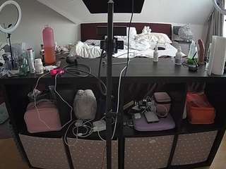 voyeurcam-julmodels-whitebed-6