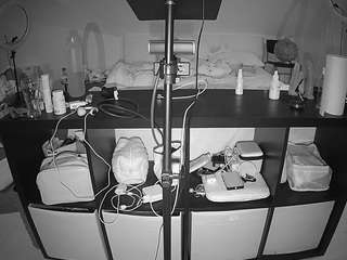 voyeurcam-julmodels-whitebed-6