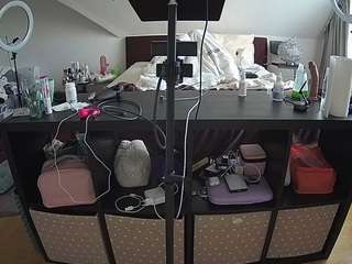 voyeurcam-julmodels-whitebed-6