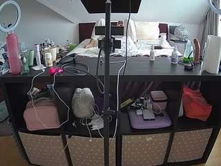 voyeurcam-julmodels-whitebed-6 live cam profile