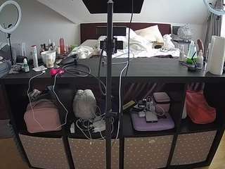 voyeurcam-julmodels-whitebed-6