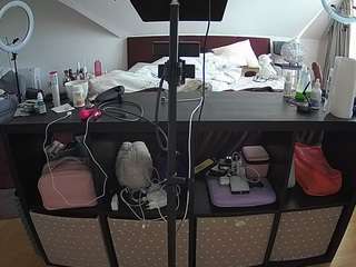 voyeurcam-julmodels-whitebed-6 live cam profile