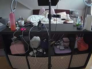 voyeurcam-julmodels-whitebed-6 webcam
