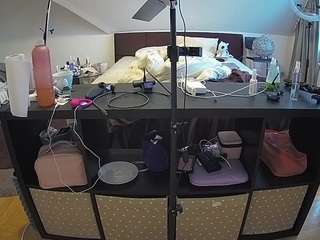 voyeurcam-julmodels-whitebed-6 webcam