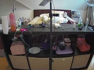 voyeurcam-julmodels-whitebed-6