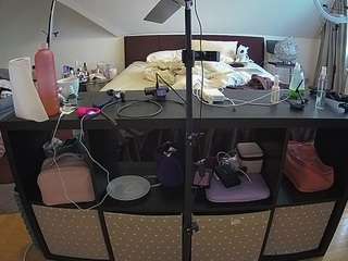 voyeurcam-julmodels-whitebed-6 webcam