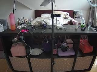 voyeurcam-julmodels-whitebed-6's CamSoda show and profile