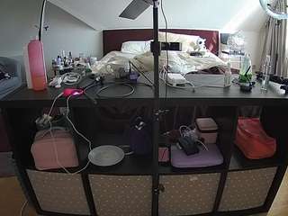 voyeurcam-julmodels-whitebed-6's CamSoda show and profile