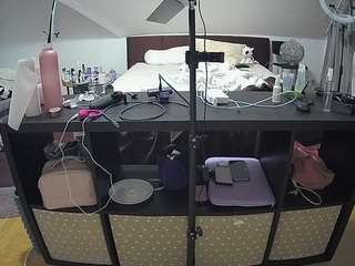 voyeurcam-julmodels-whitebed-6
