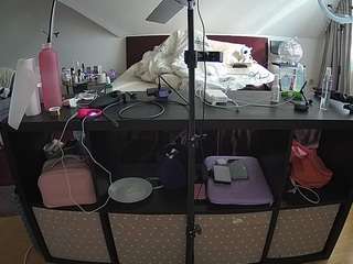 voyeurcam-julmodels-whitebed-6