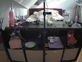 voyeurcam-julmodels-whitebed-6