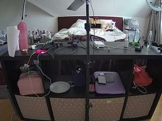 voyeurcam-julmodels-whitebed-6