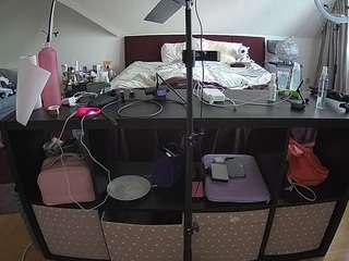 voyeurcam-julmodels-whitebed-6