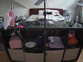 voyeurcam-julmodels-whitebed-6