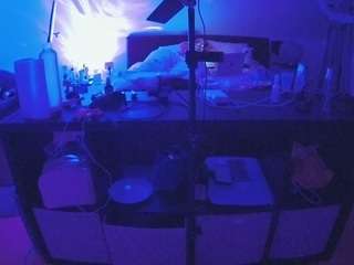 voyeurcam-julmodels-whitebed-6